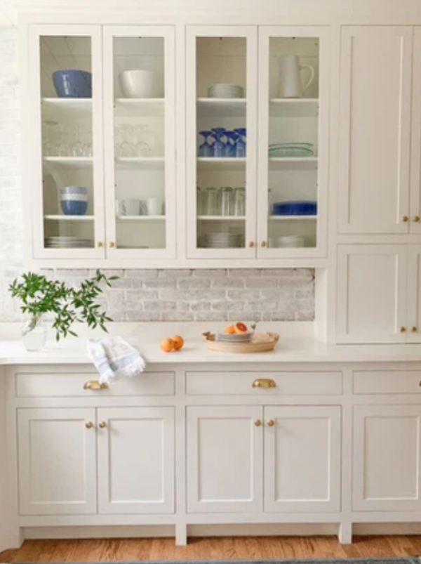 Kabinet kaca untuk memamerkan piring dan gelas klasik